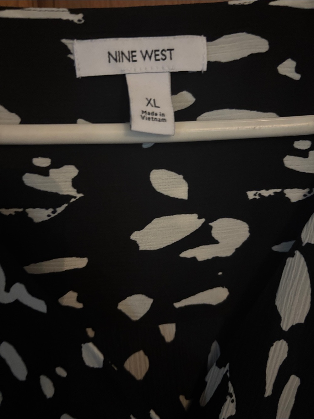 Nine West Black and White Abstract Print Sleeveless V-Neck Camisole - Picture 2 of 6